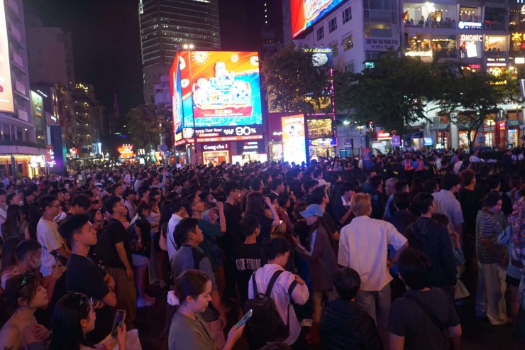 Mãn nhãn màn bắn pháo hoa rực rỡ chào đón năm mới 2026 trên khắp cả nước - 53