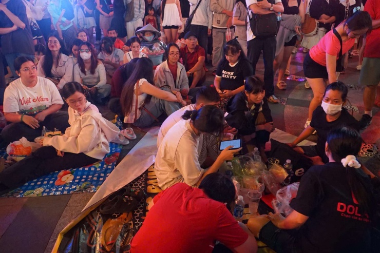 Phố đi bộ Nguyễn Huệ (TP.HCM) thu hút đông đảo người dân đến xem. Ảnh: Lê Giang