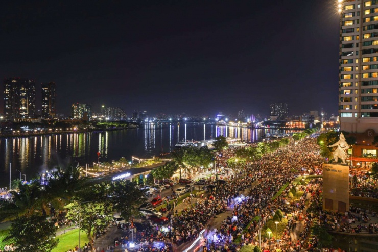 Tại Công trường Mê Linh, người dân tập trung đông đảo bên bờ sông Sài Gòn chờ xem bắn pháo hoa giao thừa.