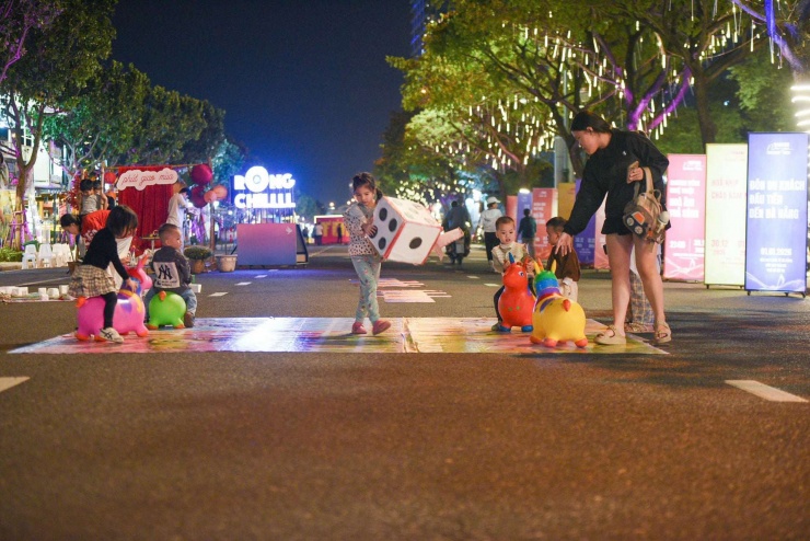 Mãn nhãn màn bắn pháo hoa rực rỡ chào đón năm mới 2026 trên khắp cả nước - 56