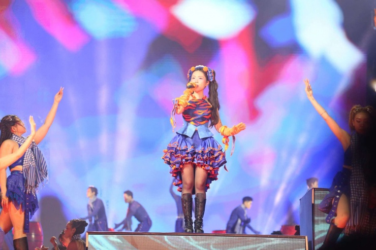 Mãn nhãn màn bắn pháo hoa rực rỡ chào đón năm mới 2026 trên khắp cả nước - 47