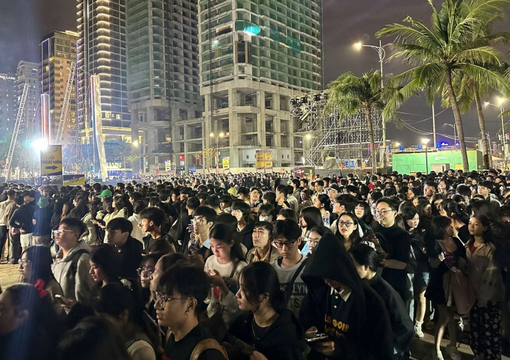 Mãn nhãn màn bắn pháo hoa rực rỡ chào đón năm mới 2026 trên khắp cả nước - 49