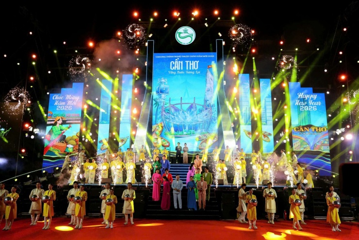 Hoạt động ca hát phục vụ khách tham quan tạn bến Ninh Kiều