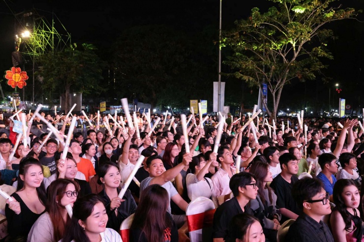 Giới trẻ xem chương trình nghệ thuật chào năm mới TP Cần Thơ