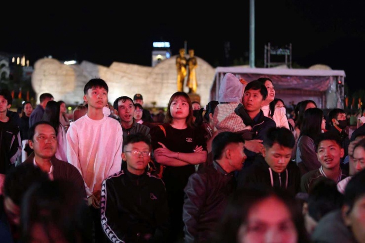 Mãn nhãn màn bắn pháo hoa rực rỡ chào đón năm mới 2026 trên khắp cả nước - 45