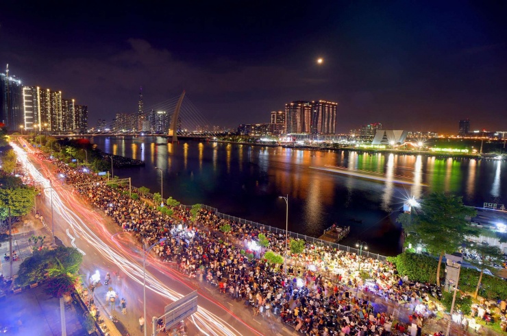 Mãn nhãn màn bắn pháo hoa rực rỡ chào đón năm mới 2026 trên khắp cả nước - 37