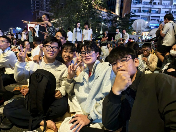 Mãn nhãn màn bắn pháo hoa rực rỡ chào đón năm mới 2026 trên khắp cả nước - 40