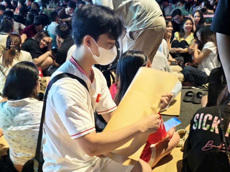 Mãn nhãn màn bắn pháo hoa rực rỡ chào đón năm mới 2026 trên khắp cả nước - 41