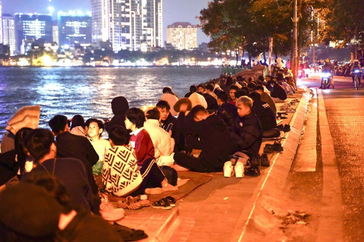 Mãn nhãn màn bắn pháo hoa rực rỡ chào đón năm mới 2026 trên khắp cả nước - 35