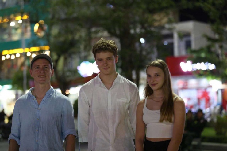 Du khách nước ngoài xuống đường đón Tết cùng người dân Quy Nhơn, Gia Lai. Ảnh: Dũ Tuấn