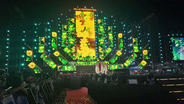 Chương trình Gia Lai Countdown Tết Dương lịch 2026 với chủ đề “Thắp lửa trái tim – Kết nối yêu thương”, đang diễn hai điểm cầu Quảng trường Nguyễn Tất Thành (Quy Nhơn) và Quảng trường Đại Đoàn Kết (Pleiku). Ảnh: Dũ Tuấn