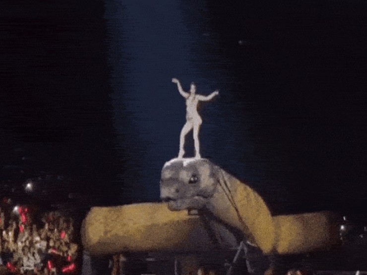 Nữ ca sĩ cưỡi mãng xà dài 30 m trước 40.000 người