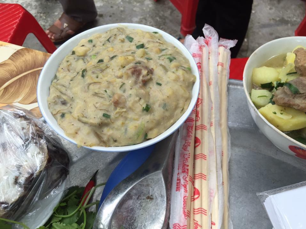 Món canh chuối trong mâm cỗ Ninh Bình đánh càng nhuyễn càng ngon, nhìn giống cháo nhưng ăn rất ngậy, béo. Ảnh: Hong Thuan Cao