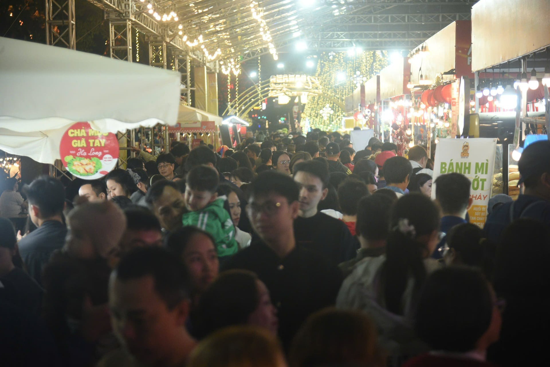 Mãn nhãn màn bắn pháo hoa rực rỡ chào đón năm mới 2026 trên khắp cả nước - 29