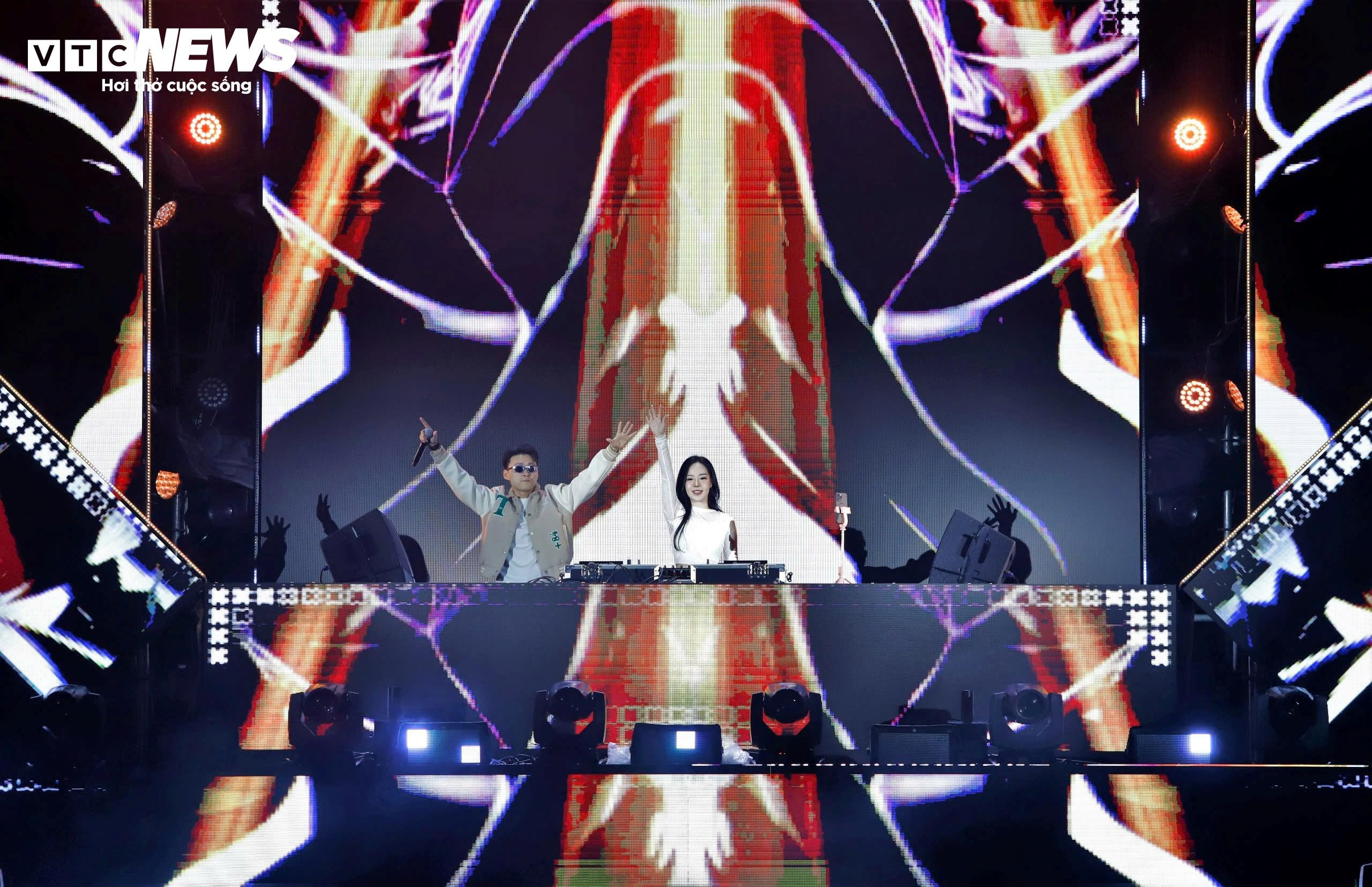 Trực tiếp: Thế giới và Việt Nam bước sang năm mới 2026 - 35