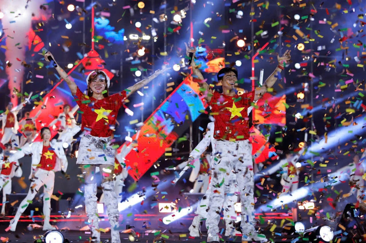 Mãn nhãn màn bắn pháo hoa rực rỡ chào đón năm mới 2026 trên khắp cả nước - 20