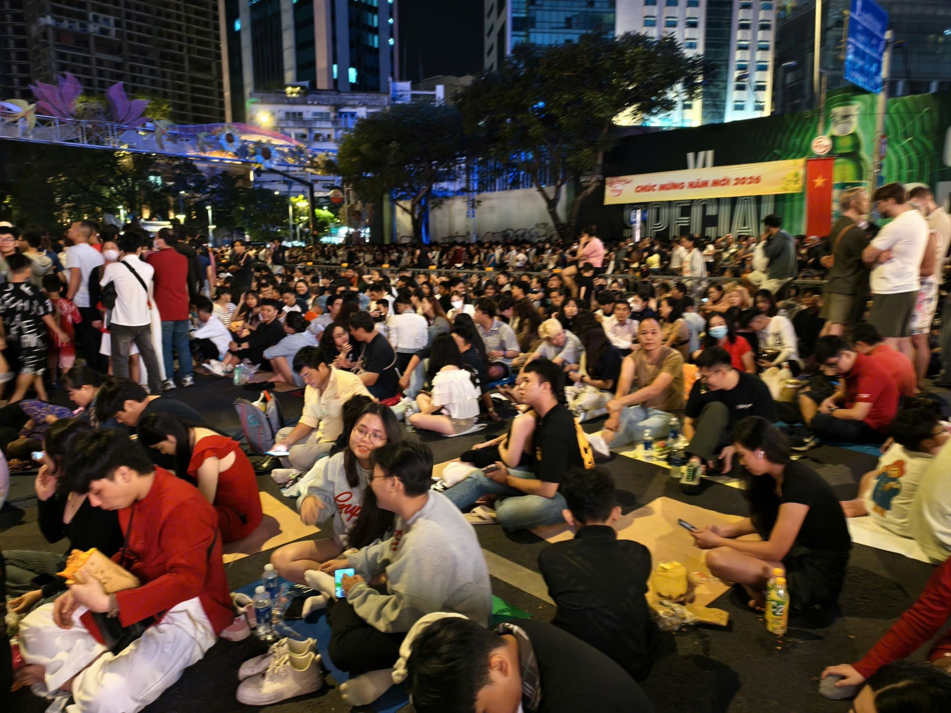 Mãn nhãn màn bắn pháo hoa rực rỡ chào đón năm mới 2026 trên khắp cả nước - 17