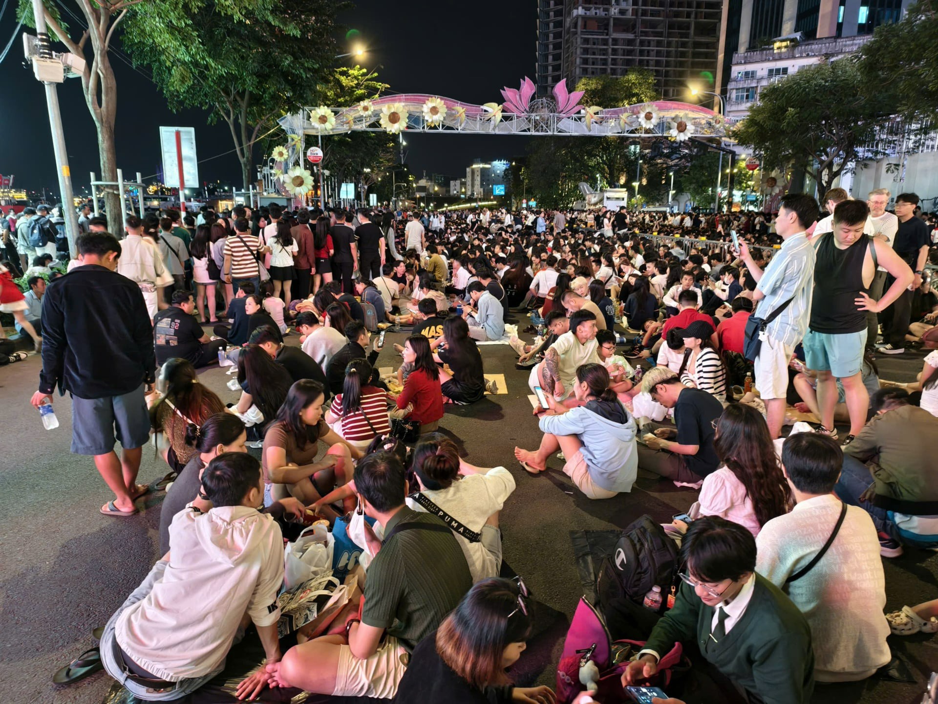 Mãn nhãn màn bắn pháo hoa rực rỡ chào đón năm mới 2026 trên khắp cả nước - 18