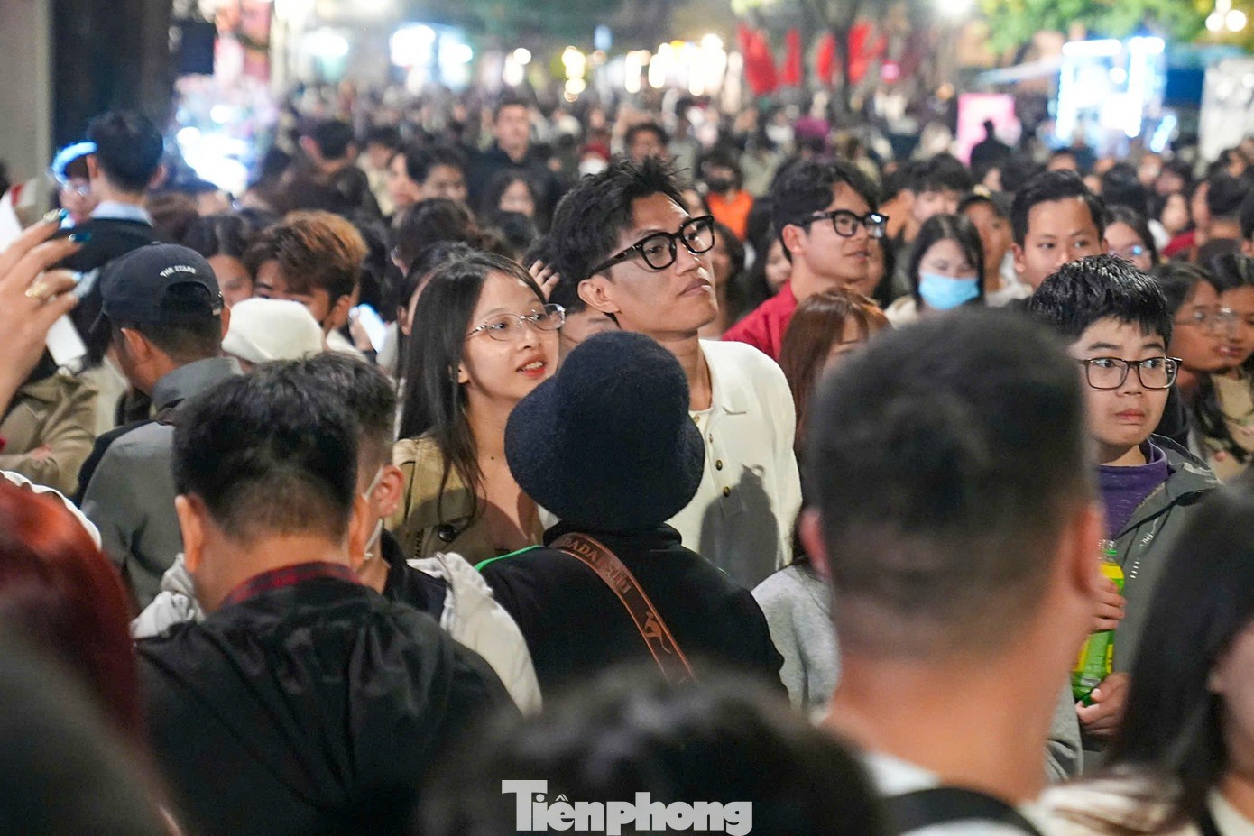 Biển người đổ về Hồ Gươm chờ đón năm mới 2026 - 13