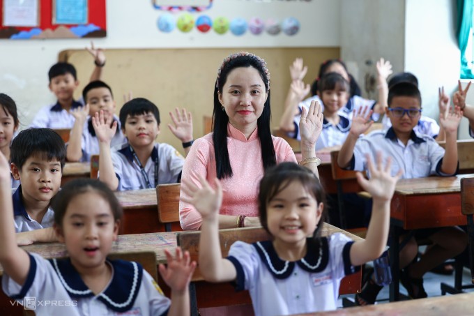 Cô trò trường Tiểu học Bùi Văn Mới, phường Phước Long, TP HCM, tháng 9/2025. Ảnh: Quỳnh Trần