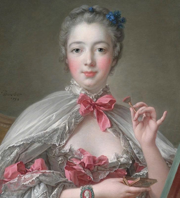 Bông hoa xanh cài trên tóc Hầu tước phu nhân Pompadour là hoa dừa cạn. Loài hoa này được cho là biểu tượng của tình yêu và sự thủy chung. Khi một bức chân dung có hình ảnh hoa dừa cạn được gửi tặng cho người yêu, người ta tin rằng mỗi lần ngắm tranh, người nhận sẽ như được nghe một lời tỏ tình thầm lặng từ người phụ nữ trong tranh.