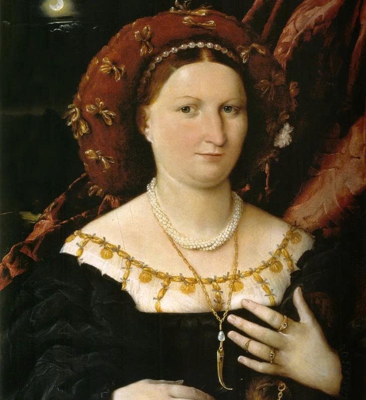 Vào thế kỷ XVI, việc đeo một chiếc tăm xỉa răng dưới dạng mặt dây chuyền hình chiếc sừng trở nên phổ biến. Món đồ này vừa đóng vai trò như bùa hộ mệnh, vừa được sử dụng đúng công năng, là làm sạch thức ăn còn sót lại trên răng.