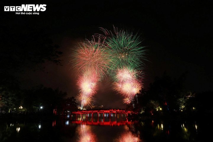 Nhiều địa phương trên cả nước tổ chức bắn pháo hoa chào đón Tết Dương lịch 2026.