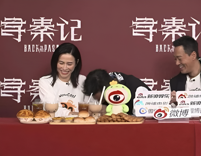 Lâm Phong, Cổ Thiên Lạc và Tuyên Huyên cười 'không khép miệng' khi dự họp báo phim mới 'Bước vào quá khứ'. Ảnh: Sinchew