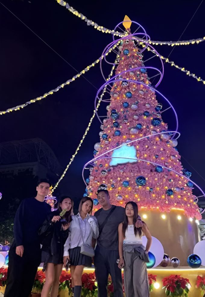 Gia đình Heidi Chan - vợ tỷ phú sòng bài Alvin Chau - tụ tập dịp năm mới. Cô đứng cạnh con riêng của chồng cùng các con. Ảnh: Weibo