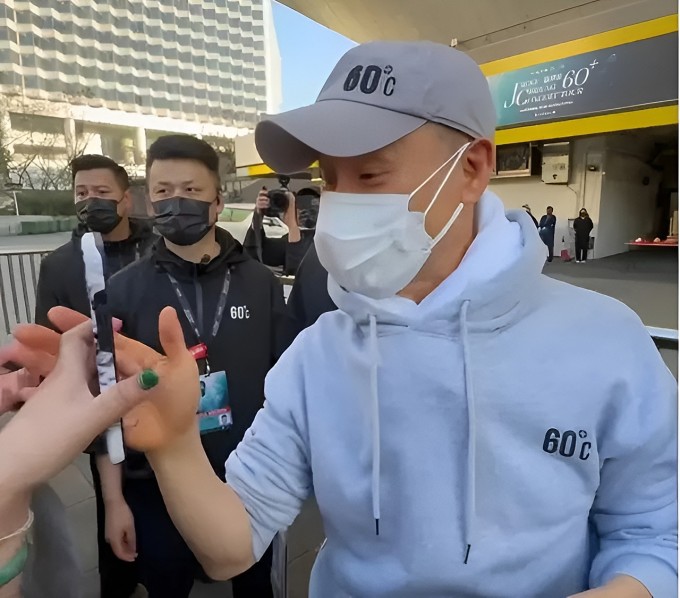 Gần đây, khi bắt tay người hâm mộ ở sự kiện, Trương Học Hữu để lộ lòng bàn tay màu vàng, khiến nhiều người đồn đoán anh 'gặp vấn đề sức khỏe. Ảnh: Weibo