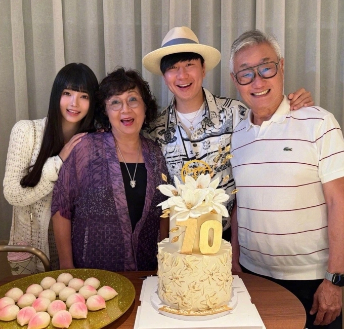 Ca sĩ hàng đầu Singapore Lâm Tuấn Kiệt, 44 tuổi, công khai bạn gái Annalisa, 24 tuổi. Ảnh: Weibo