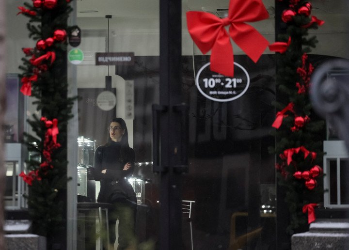 Đường phố Kiev, Ukraine tối những ngày cuối năm. (Ảnh: Reuters)