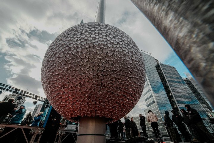 Phiên bản cầu pha lê năm nay độc đáo không kém mọi năm. (Ảnh: Reuters)