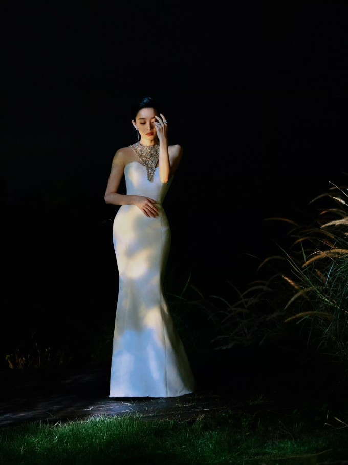 Không theo chế độ ăn kiêng hà khắc, không ép cân, Nghê Ni vẫn duy trì vóc dáng đồng hồ cát mềm mại, săn chắc - hình mẫu được giới thời trang và điện ảnh Hoa ngữ đánh giá cao suốt nhiều năm qua. Ảnh: Weibo