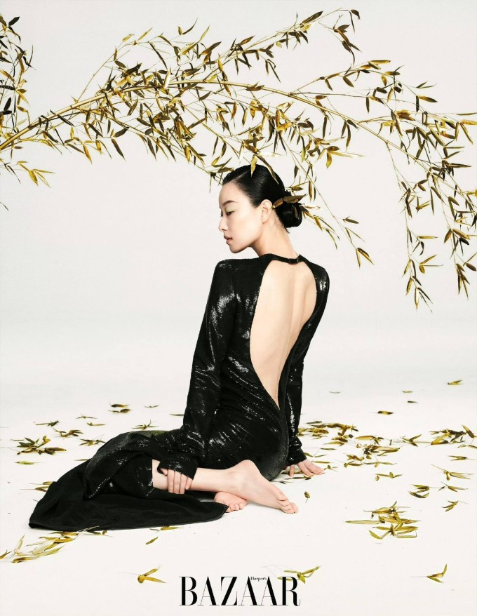 Ở tuổi 37, nữ diễn viên vẫn giữ được vóc dáng mảnh mai, làn da khỏe khoắn và phong thái tự nhiên, không gượng ép. Ảnh: Harper’s Bazaar China