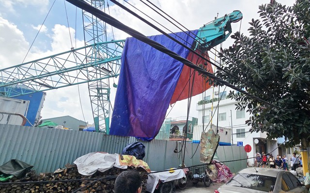 Hiện trường cần cẩu công trình bị gãy đổ.