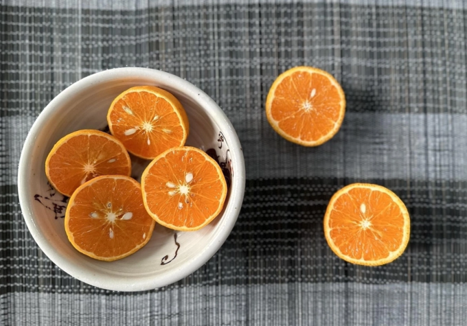 Chỉ cần ép hoặc cắt 3-5 quả cam cho người say rượu uống, ăn trực tiếp để giải rượu. Ảnh: Anh Chi