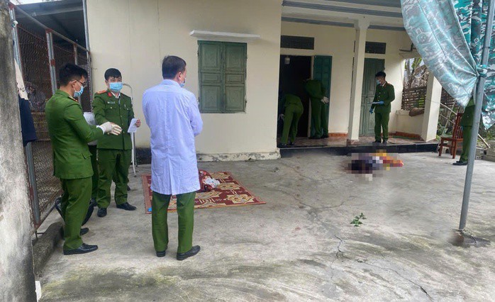 Cơ quan công an khám nghiệm hiện trường vụ án mạng đau lòng