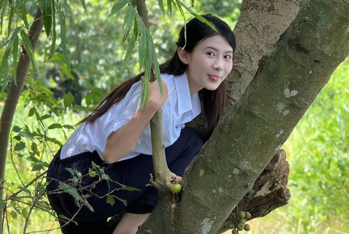 Ngoài ra, Quỳnh Trang còn gây thiện cảm mạnh mẽ với khán giả qua vai Ngân thời niên thiếu trong "Cách em 1 milimet".