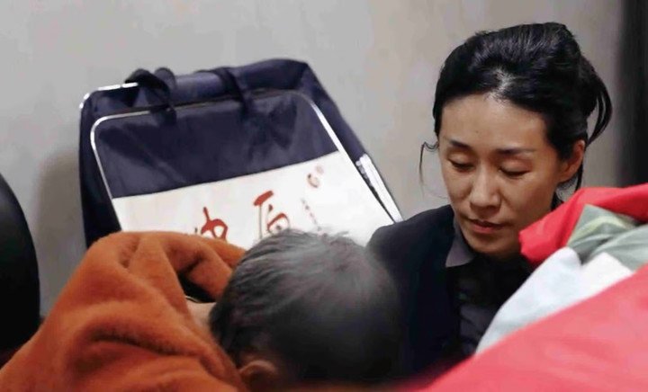 Pan (bên phải) an ủi một người thân đang đau buồn vì vừa mất đi người thân yêu. (Ảnh: Douyin)