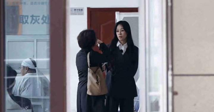 Pan (bên phải) đang nói chuyện với một thành viên gia đình. (Ảnh: Douyin)