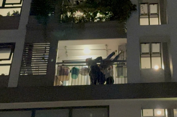 Cảnh sát cứu hộ nam thanh niên an toàn.