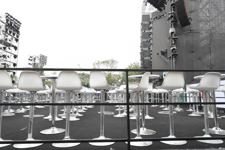 Giới trẻ Hà Nội trải bạt, xếp hàng từ trưa chờ khoảnh khắc countdown 2026 - 2