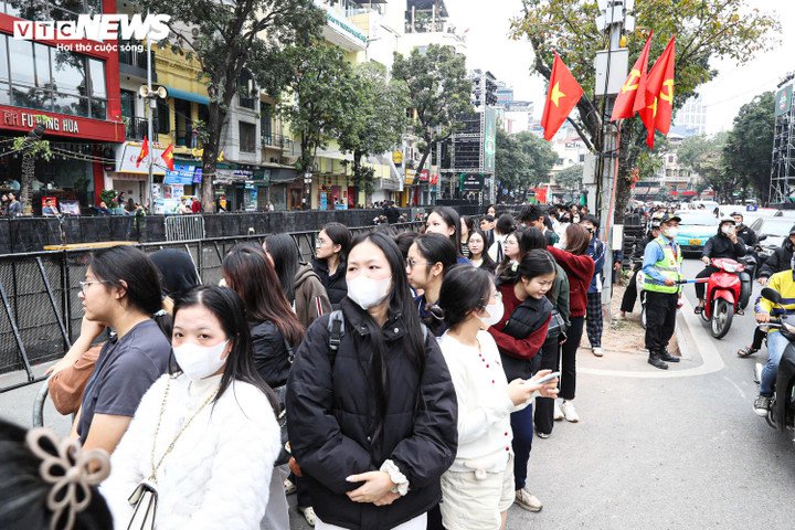 Giới trẻ Hà Nội trải bạt, xếp hàng từ trưa chờ khoảnh khắc countdown 2026 - 13