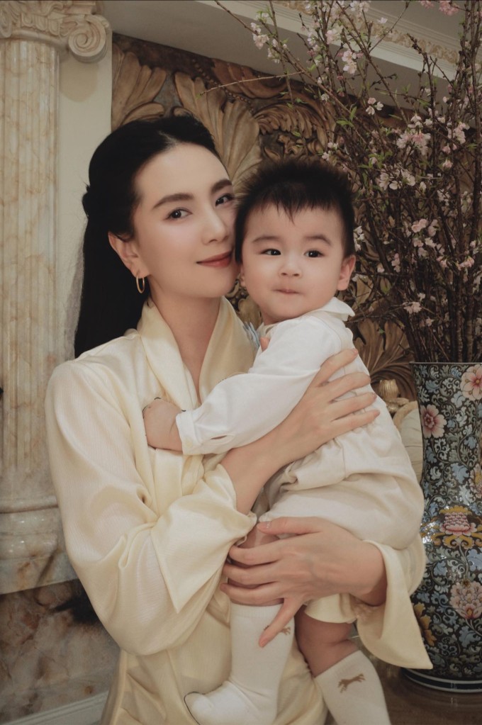 Mai Ngọc bên con trai tại lâu đài nhà chồng.