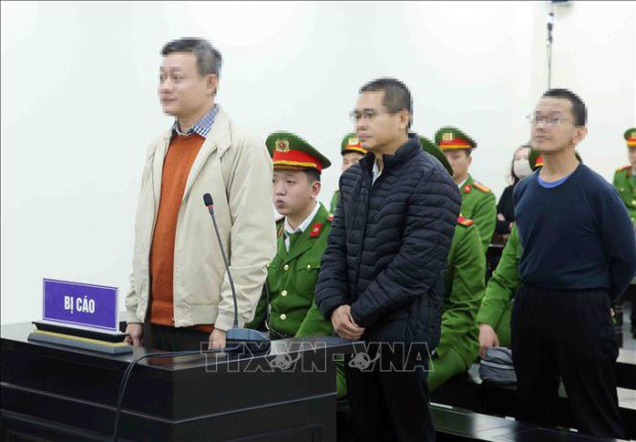 Các bị cáo nghe tòa tuyên án. Ảnh: TTXVN