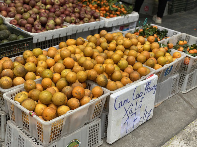Trên thị trường, cam Cao Phong được bày bán la liệt, nhiều nơi đóng 10kg/túi để thuận tiện cho người mua.