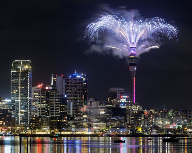 Pháo hoa rực sáng Sky Tower trong khoảnh khắc New Zealand bước sang năm mới. Ảnh: Shutterstock