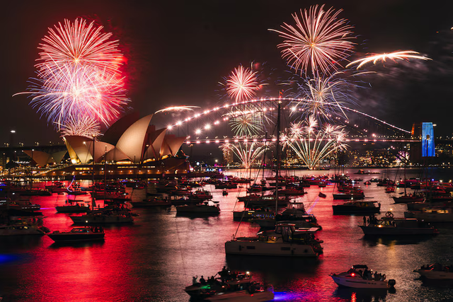 Sydney rực sáng với màn pháo hoa sớm chào năm 2026. Ảnh: ABC News