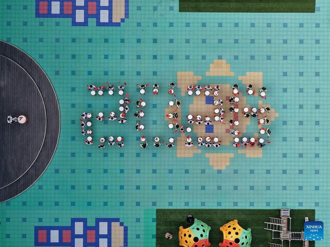 Học sinh tại nhiều trường học ở tỉnh Giang Tô - Trung Quốc tham gia các hoạt động chào đón năm mới 2026 vào ngày 31-12 - Ảnh: TÂN HOA XÃ